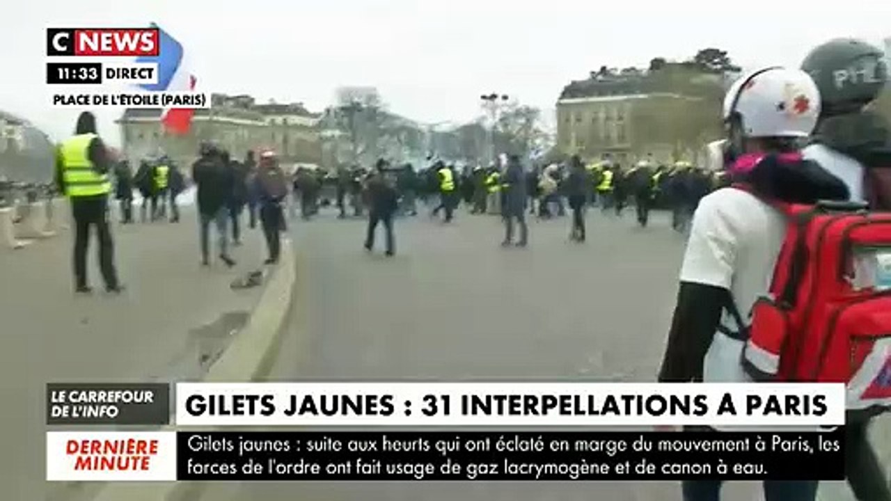 Gilets Jaunes : Les forces de l'ordre assiégées Place de l'Etoile à Paris peu avant midi le samedi 16 mars 2019