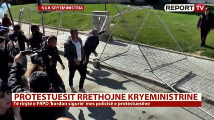 Report TV - Shënohet incidenti i parë/ Protestuesit rrëzojnë gardhin metalik pas Kryeministrisë
