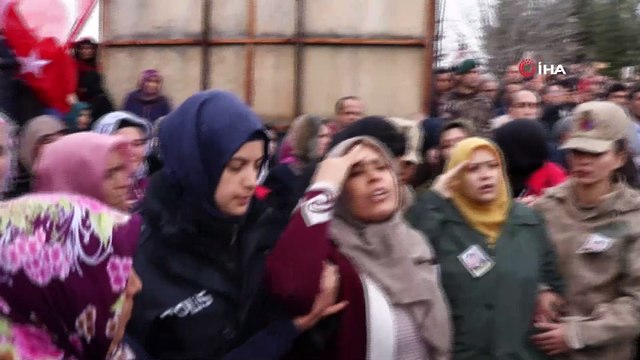 Şehit oğlunu asker selamı ile son yolculuğuna uğurladı