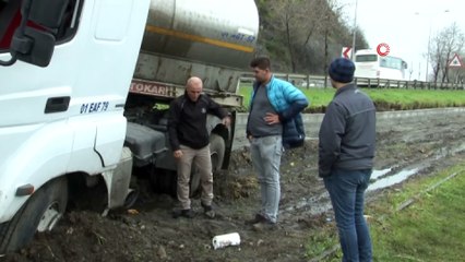Gıda tankeri bariyerleri aşarak şarampole sürüklendi