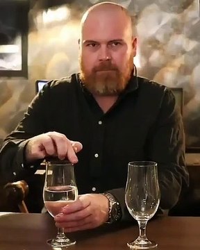 Cet homme nous montre la différence acoustique entre l'eau et la bière