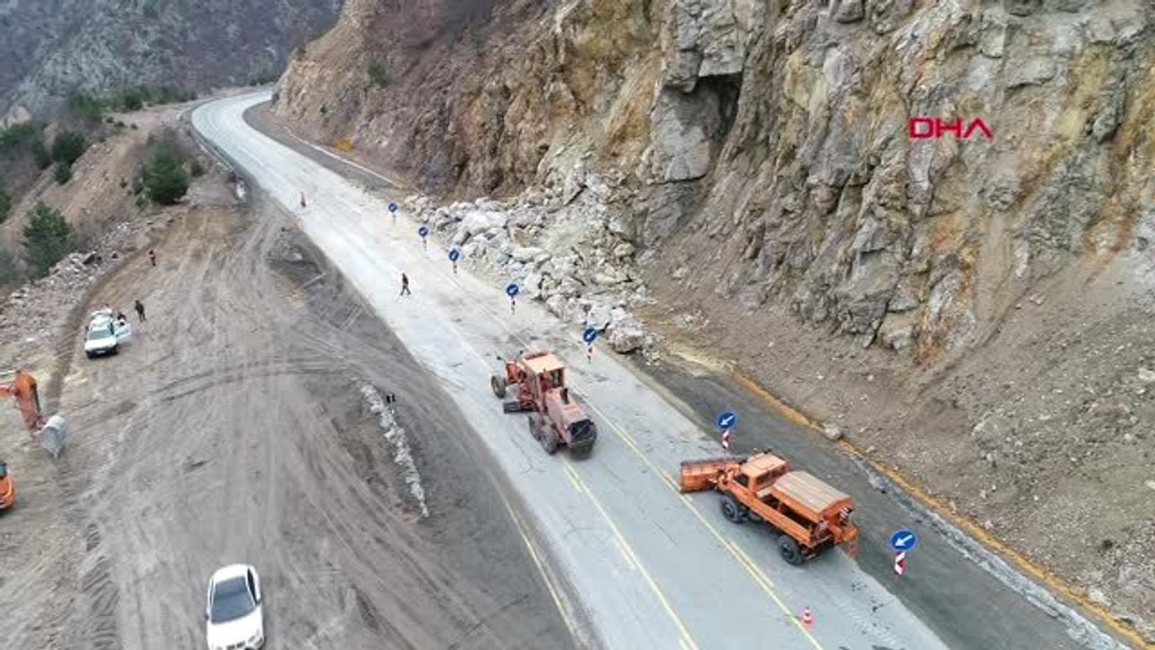 Trabzon Zigana Dağı'nda Düşen Kayalar, Sürücülerin Korkulu Rüyası Oldu