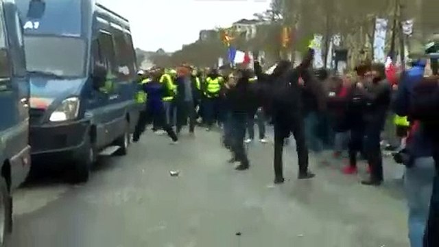 Gilets jaunes : sur les Champs-Elysées, des manifestants s'en prennent à un fourgon de gendarmerie
