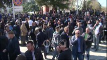 Ora News - Përplasje para parlamentit: Protestuesit godasin me gurë, policia me gaz lotsjellës e ujë