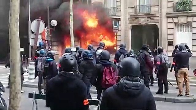 Ils sont en train de mettre le feu à la banque : une femme et son bébé sauvés des flammes au cours de la manifestation des gilets jaunes à Paris
