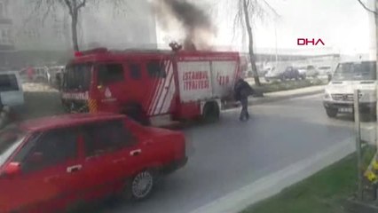 İstanbul Sultangazi'de Park Halindeki Araç Alev Alev Yandı