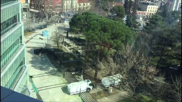 Report TV -Momenti kur u hodh gazi lotsjellës, ja si u shpërnda turma