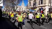 Acte XVIII : une cinquantaine de Gilets jaunes chante rue de la République