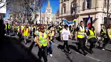 Acte XVIII : une cinquantaine de Gilets jaunes chante rue de la République