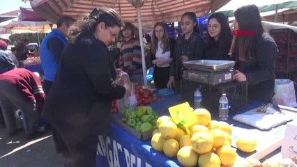Antalya Pazarda Sebze Satan Öğrenciler Duraklara Kütüphane Yapacak