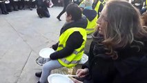 Besançon. Les Gilets jaunes, assis avec des assiettes vides réclament 