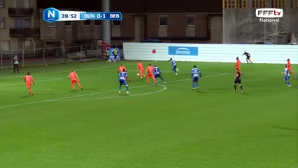 Le ballon qui touche le poteau!