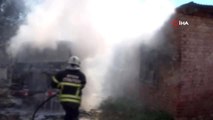 Kundaklanan Minibüste Başlayan Yangın Metruk Binaya Sıçradı
