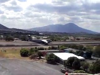 L'impressionnant décollage d'un gros avion militaire au Salvador