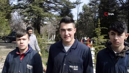 Şehit mezarları için bayrak direği imal ettiler