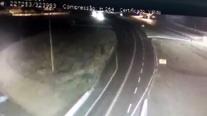 Vídeo mostra grave colisão entre carreta e caminhonete na BR-277