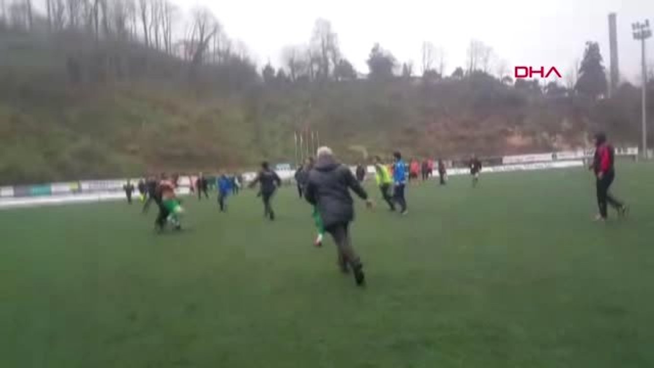 Spor Olay Çıkan Maçta Futbolcusunu Kulüp Başkanı Sakinleştirdi