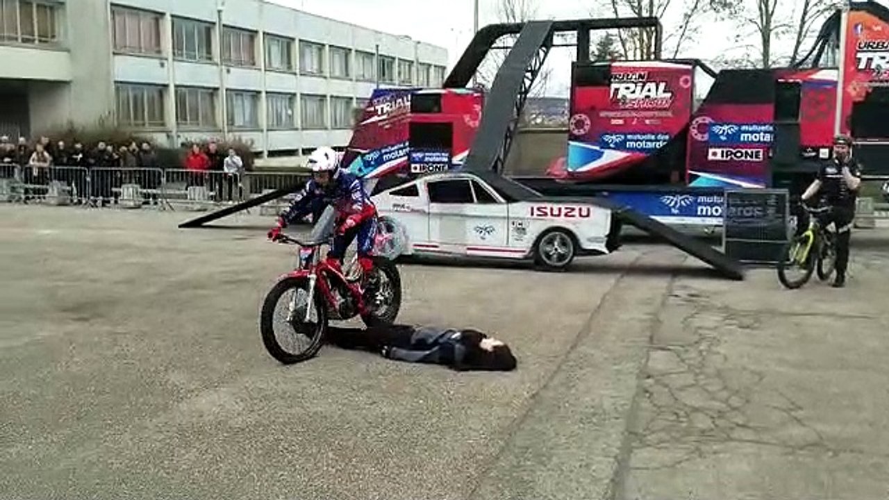 Démonstration de trial au Salon de la moto à Nancy