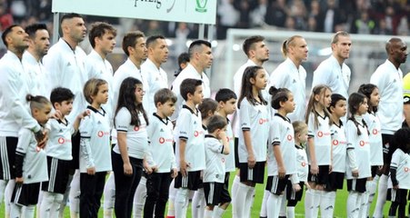 Beşiktaş'ta Adriano Sakatlandı ve Maça Devam Edemedi