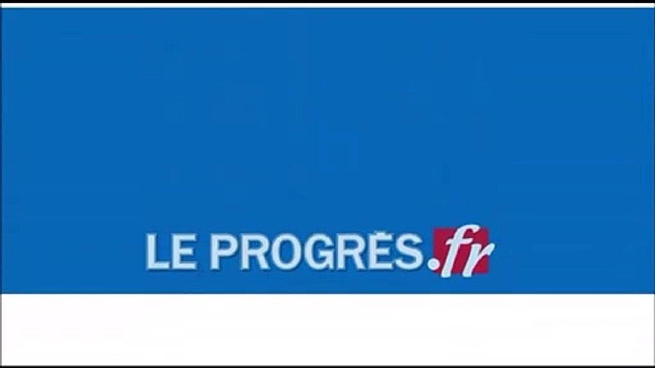 Salins-les-Bains: une voiture encastrée dans un mur, dégagée par un tracteur de semi-remorque