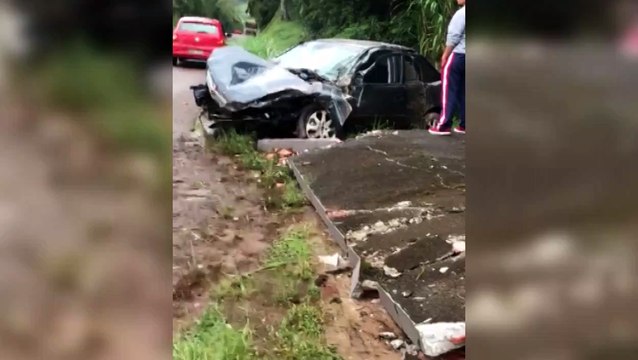 Carro fica destruído ao atingir estrutura de concreto às margens da BR-277