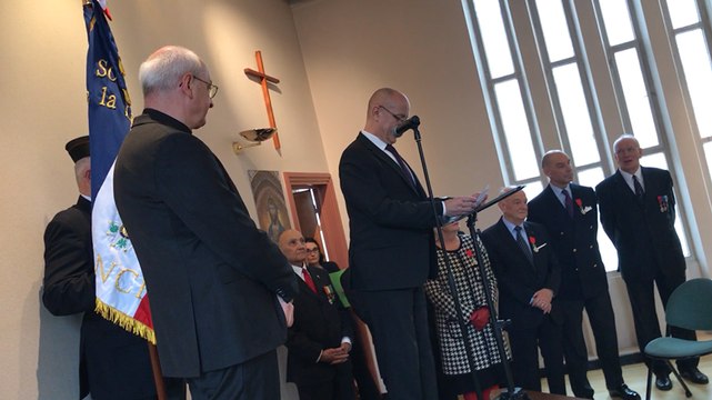 La Légion d’honneur remise par le préfet à l’évêque de Coutances