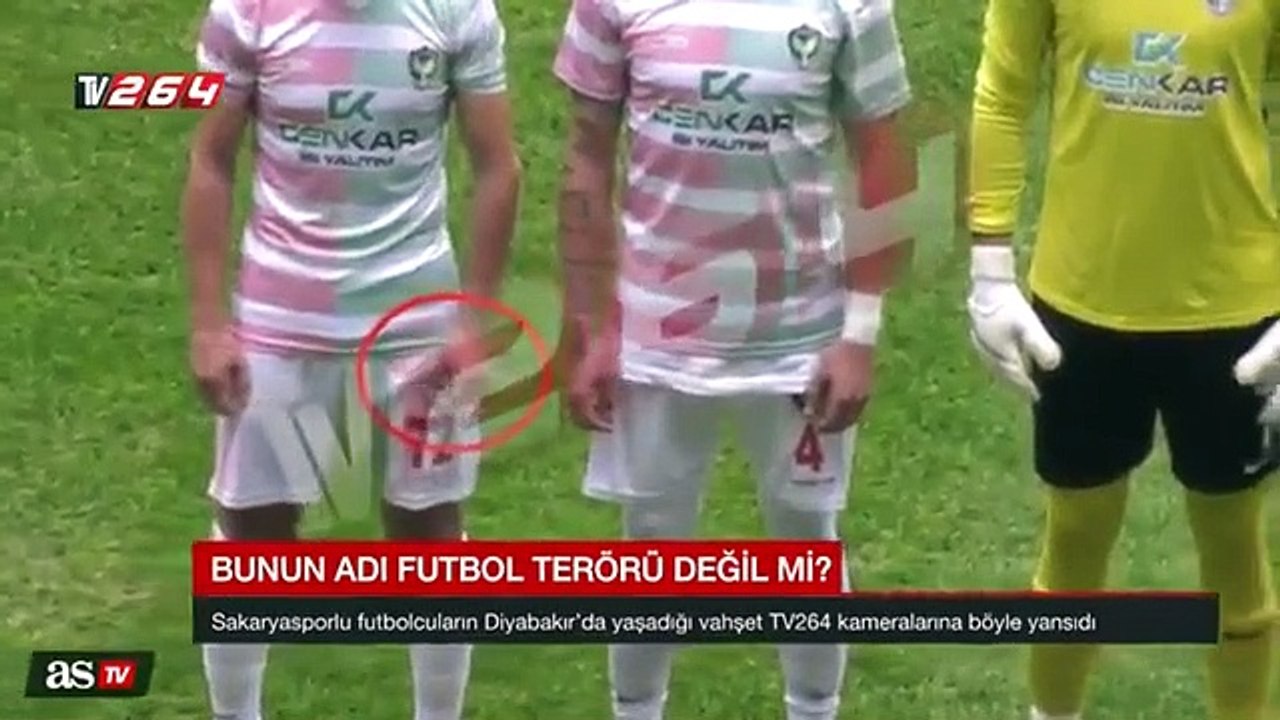 Jogador ataca adversários com lâmina de barbear!