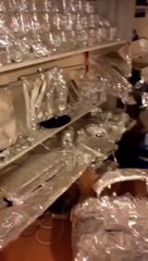 Elle recouvre l'appartement de son frère avec 200 mètres de papier aluminium