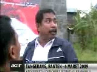 Panwaslu Tangerang Bongkar Baliho Bergambar Presiden SBY