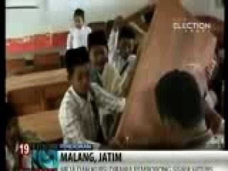 Di Malang, Meja dan Kursi Sekolah Diambil Pemborong