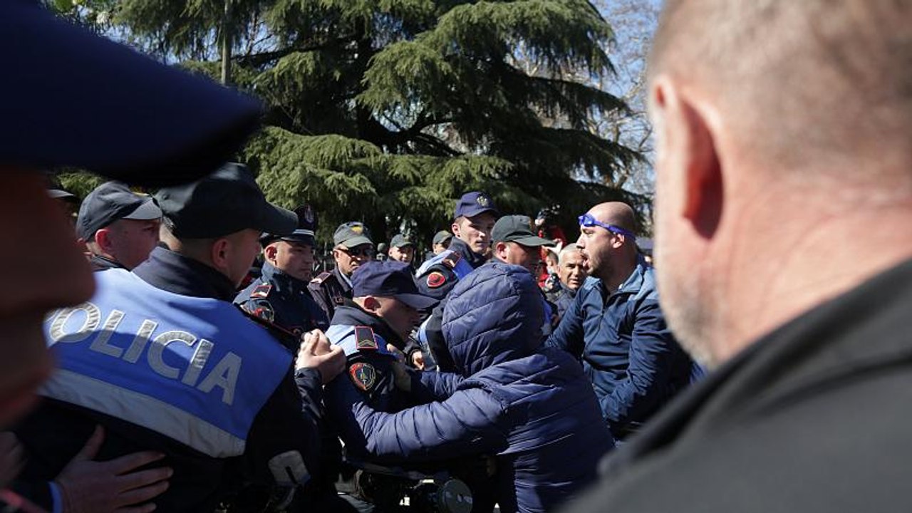 Albanien: Gewalt bei Protesten