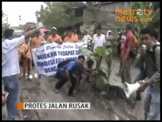 Protes, Warga Menanam Pohon Di Jalan