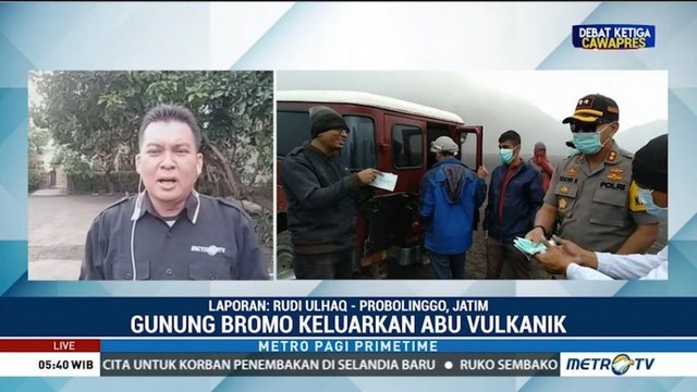 Petugas Gabungan Bagikan Masker untuk Warga Sekitar Gunung Bromo