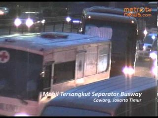 Mobil tersangkut separator busway