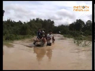 Korban Banjir Gotong Motor