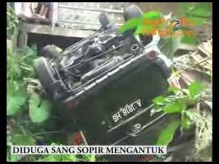 Mobil Tabrak Rumah dan Warung Hingga Ringsek