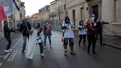 Manifestants et street medics s'amusent pendant l'acte XVIII