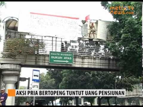 Aksi Pria Bertopeng di Jembatan Penyeberangan Sudirman
