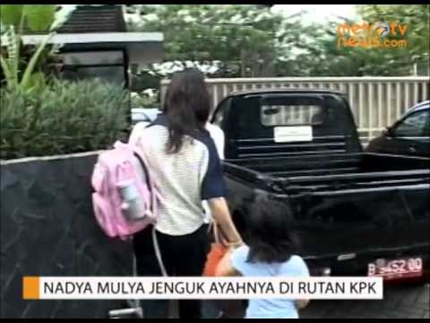 Artis Nadya Mulya Jenguk Ayahnya di Rutan KPK VG