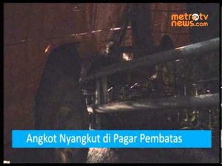 Angkot Nyangkut Pagar Pembatas Tol