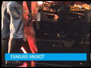 Evakuasi Angkot Nyangkut Pagar Tol