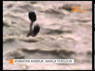 Warga Terjang Aliran Sungai Akibat Jembatan Hancur