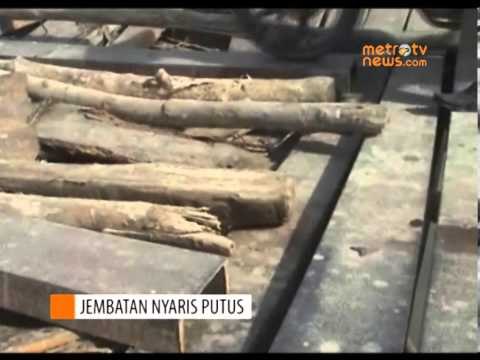 Nekat Melewati Jembatan Nyaris Putus
