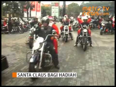 Puluhan Santa Claus Bagi Hadiah