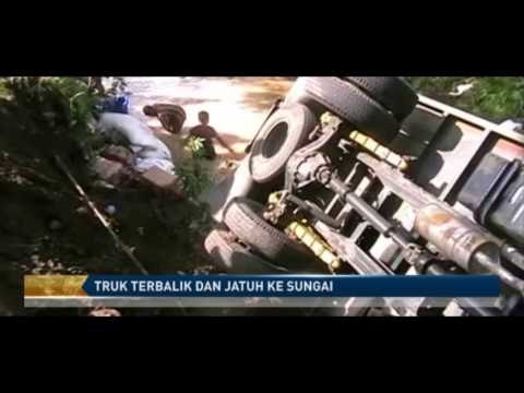 Mobil Truk Nyemplung ke Sungai
