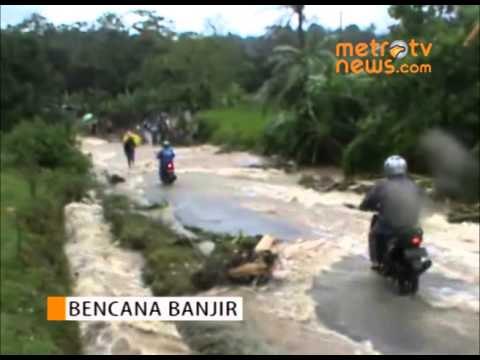 Akses Menuju Pantai Carita Lumpuh akibat Banjir BB