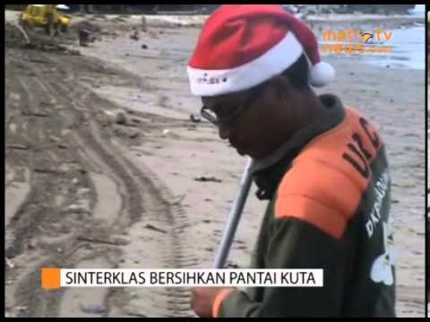 Sinterklas Bersihkan Pantai Kuta