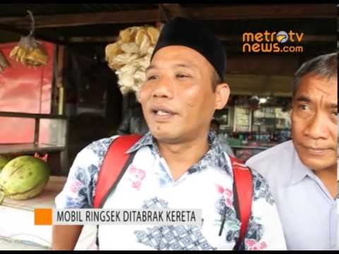 Terobos Palang Pintu, Jazz Ringsek Tertabrak Kereta