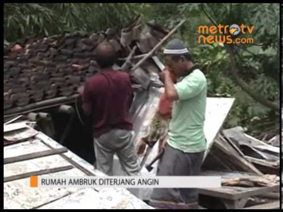 Sebuah Rumah Ambruk Diterjang Angin Selama 5 Jam