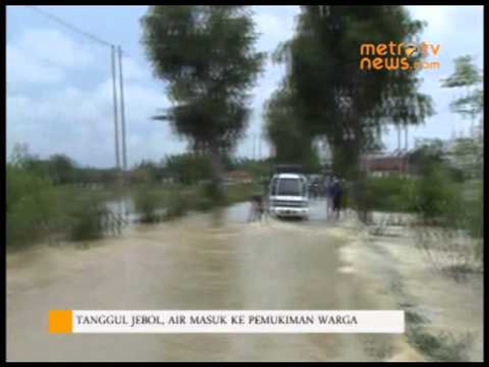Tanggul Jebol, Air Masuk ke Pemukiman Warga di...